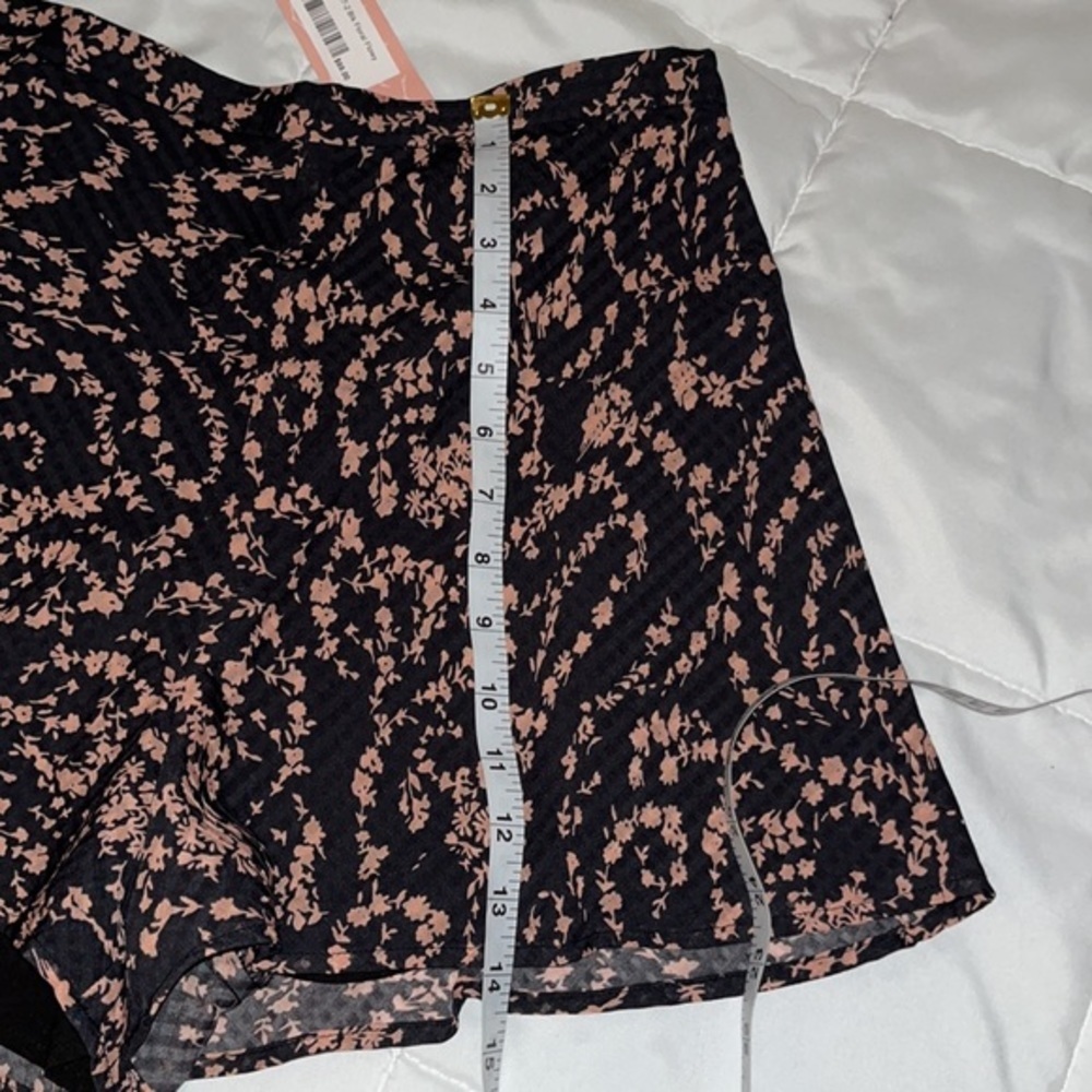 Floral Shorts Size Large - Picture 7 of 8